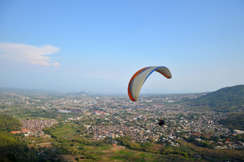 Gunung Banyak Paralayang Batu