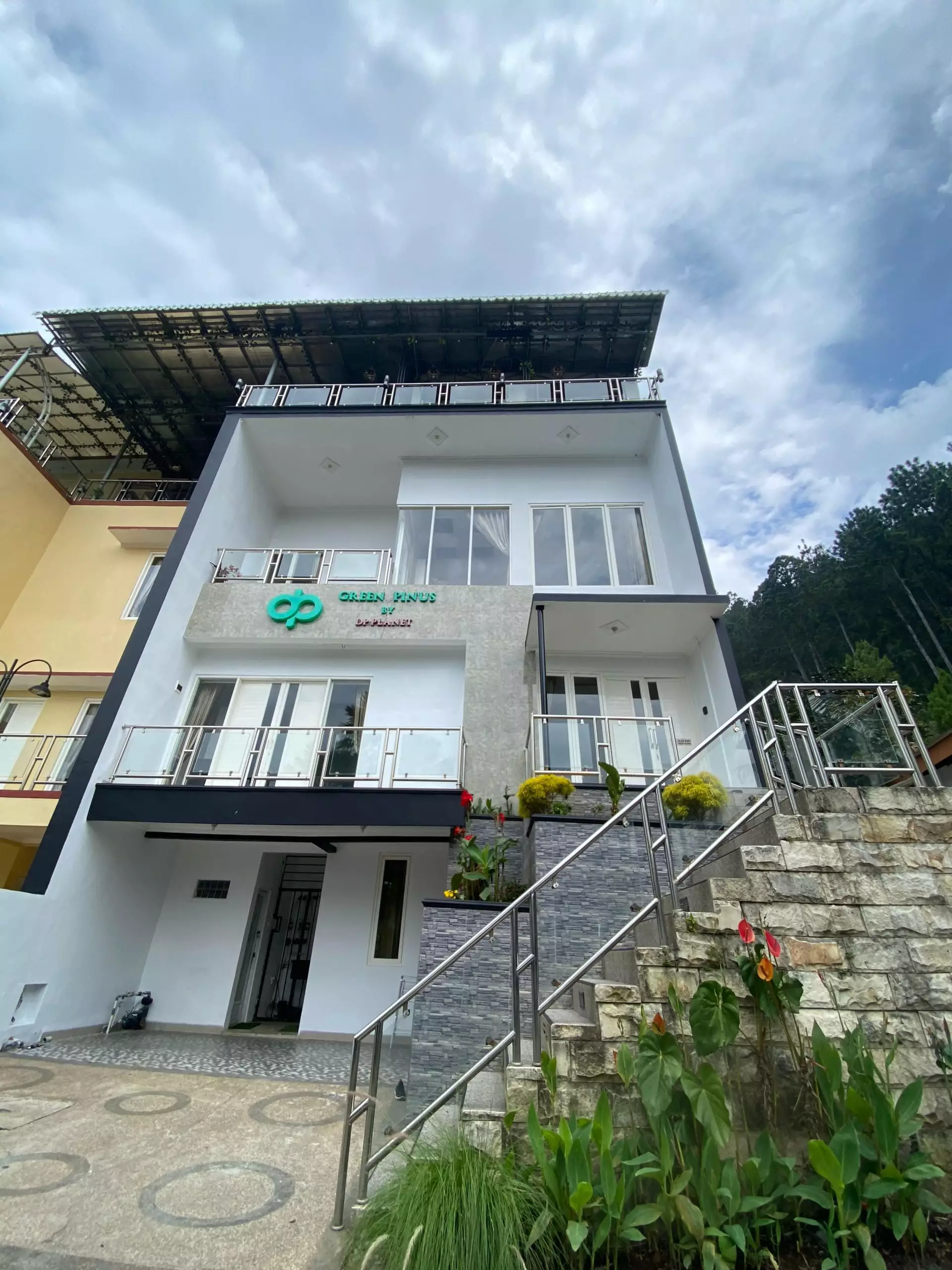 villa kolam renang batu