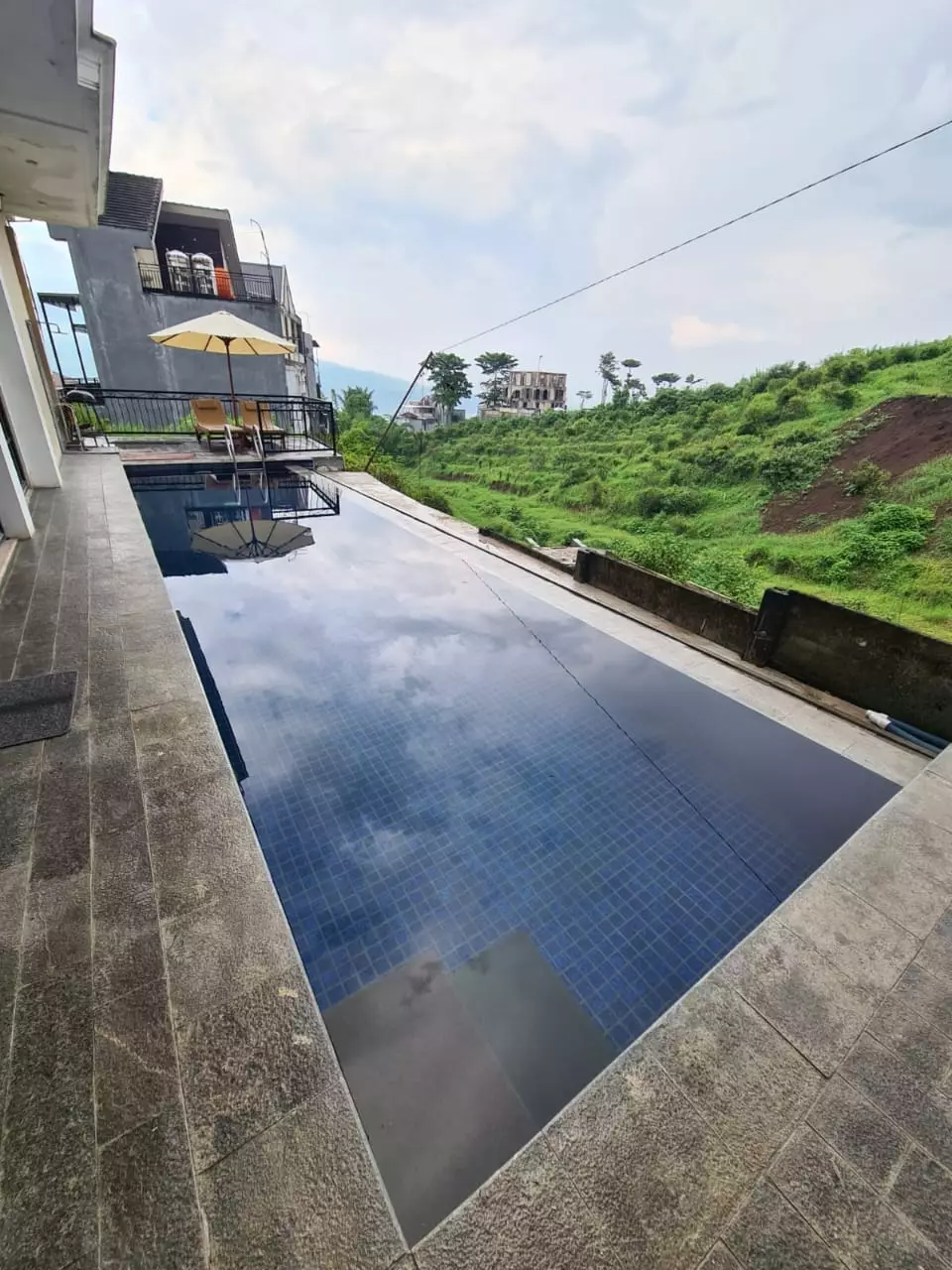 villa kolam renang batu